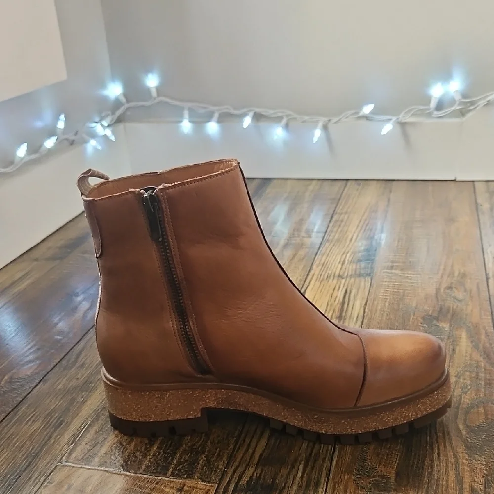 Taos Footwear Tan Leather Ankle‎ Boots